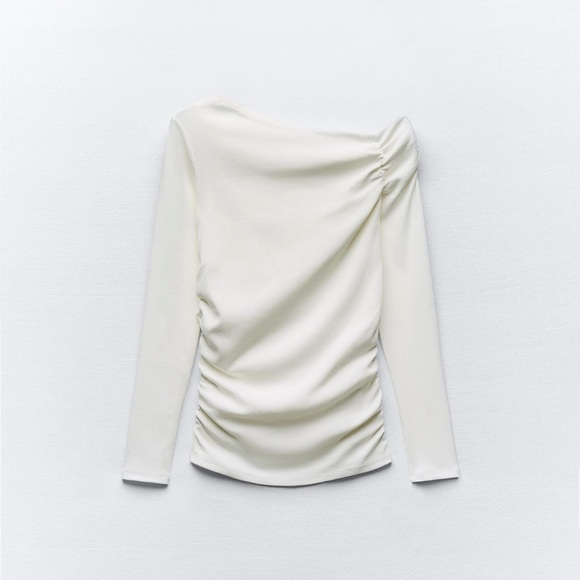 Zara asymmetric top size S
Color ivory / white
Selling as it is! - Picture 1 of 4